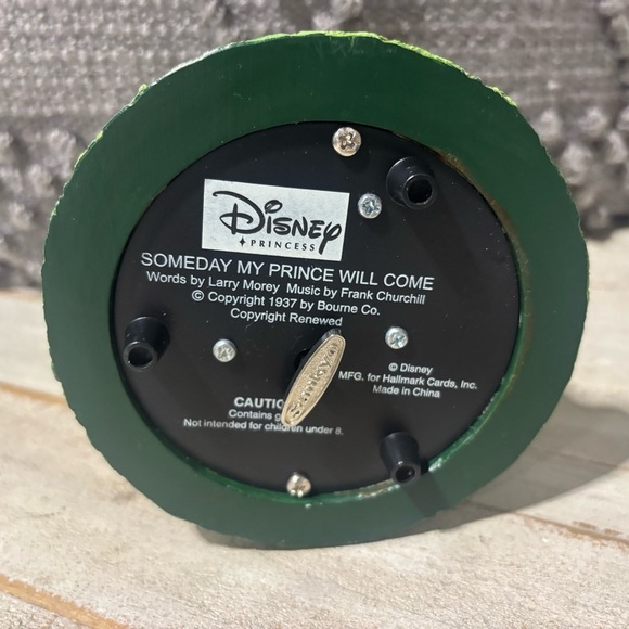 ❤️Vintage Hallmark Disney Princess Musical  Snow Globe - Picture 8 of 8